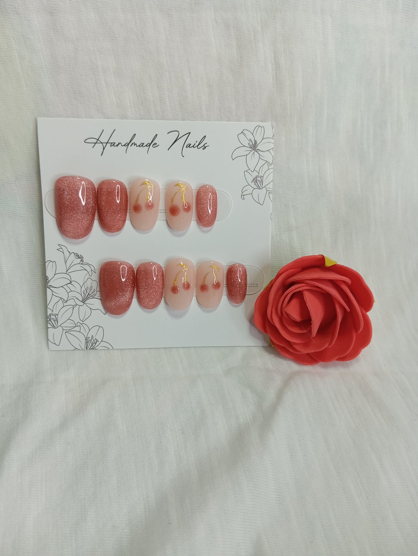 Press-on Nails "Cerises Scintillantes"