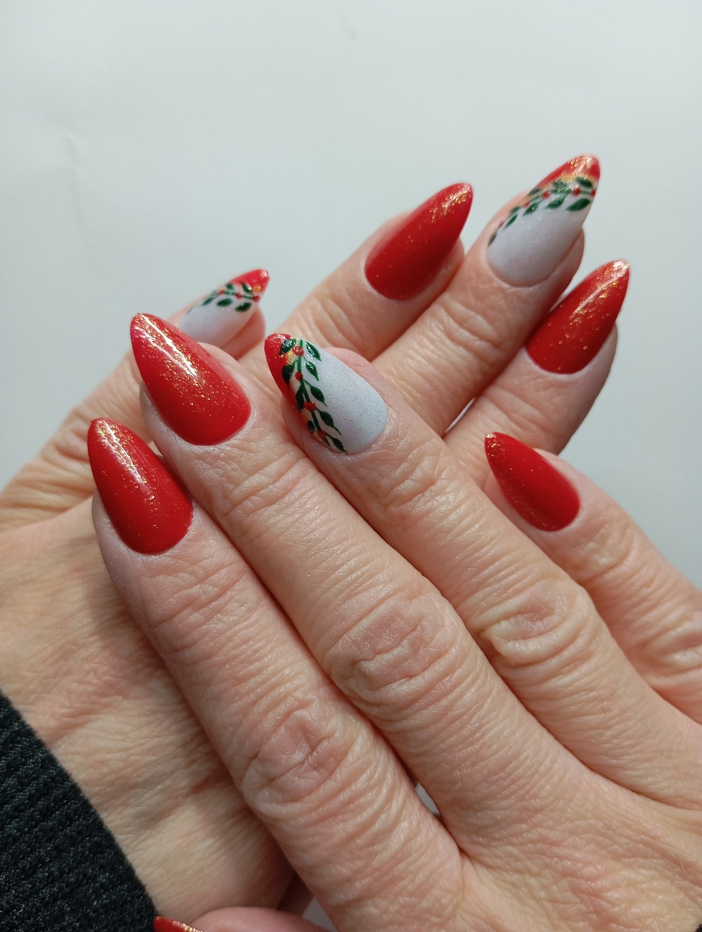 . 💅 Press-On Nails – Design Noël Rouge & Feuillage Vert