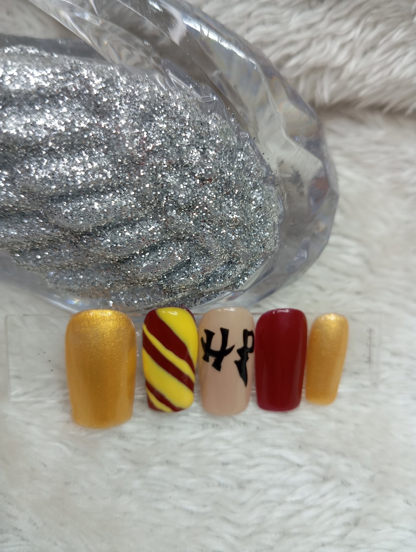 Press-On Nails Carrés Court "Écharpe d'École" (Bordeaux, Or, Rayures & Éclair)