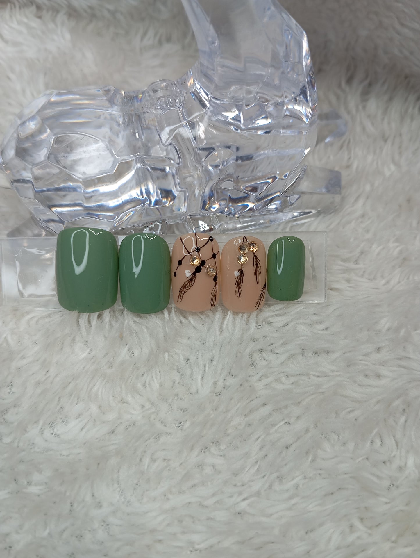 💚 Press on Nails –Attrape-rêves vert sauge