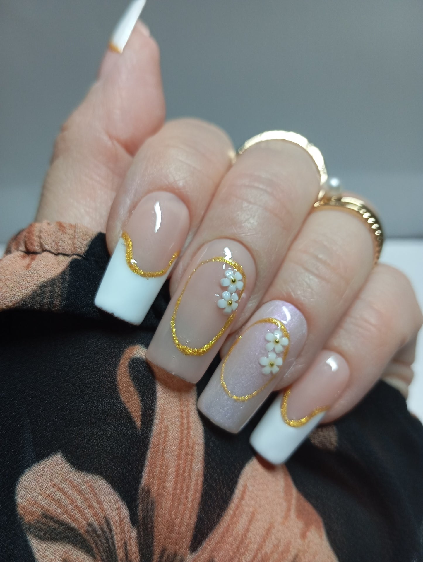Press-On Nails "FRENCH GOLD FLOWER"