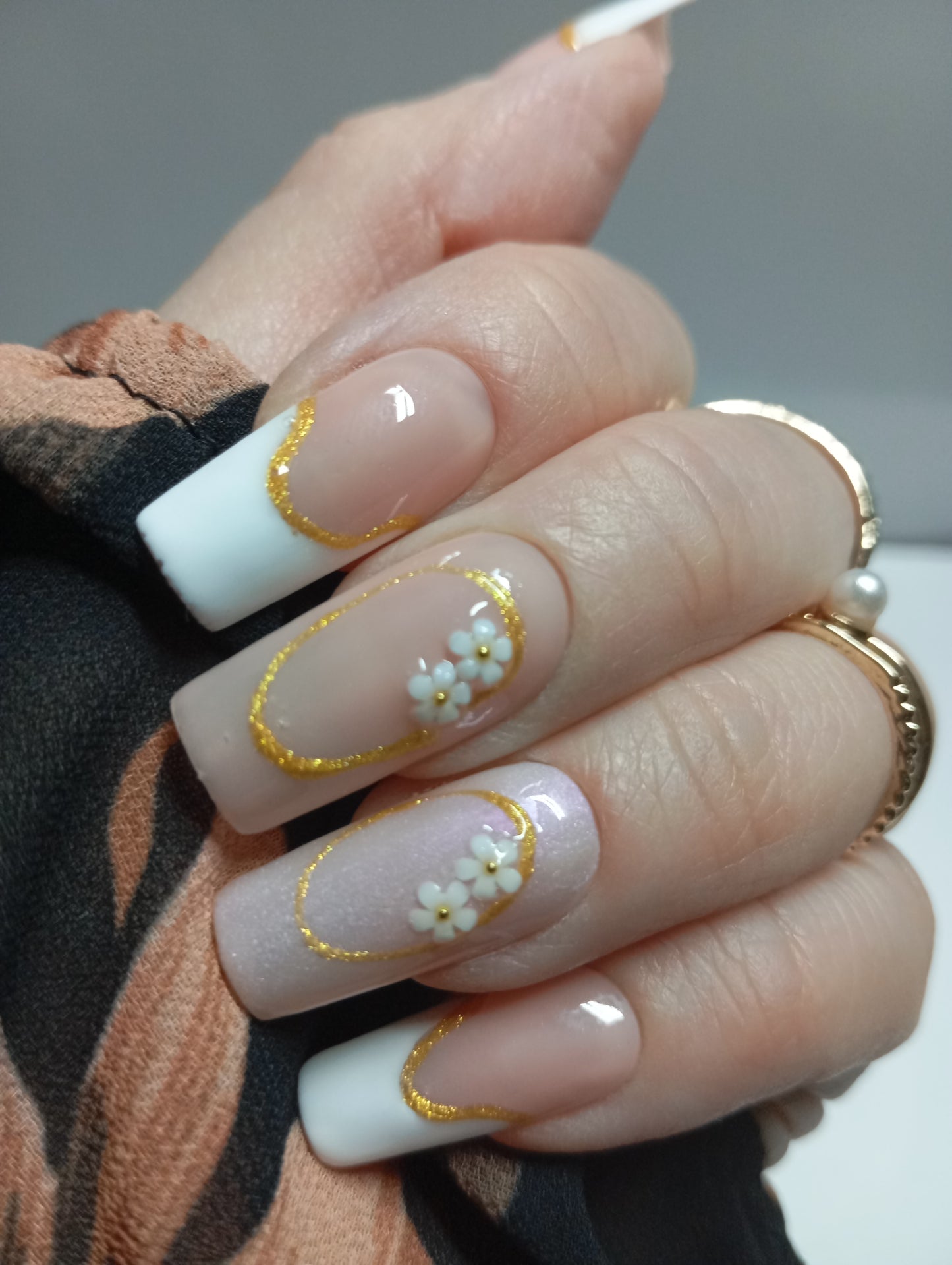 Press-On Nails "FRENCH GOLD FLOWER"