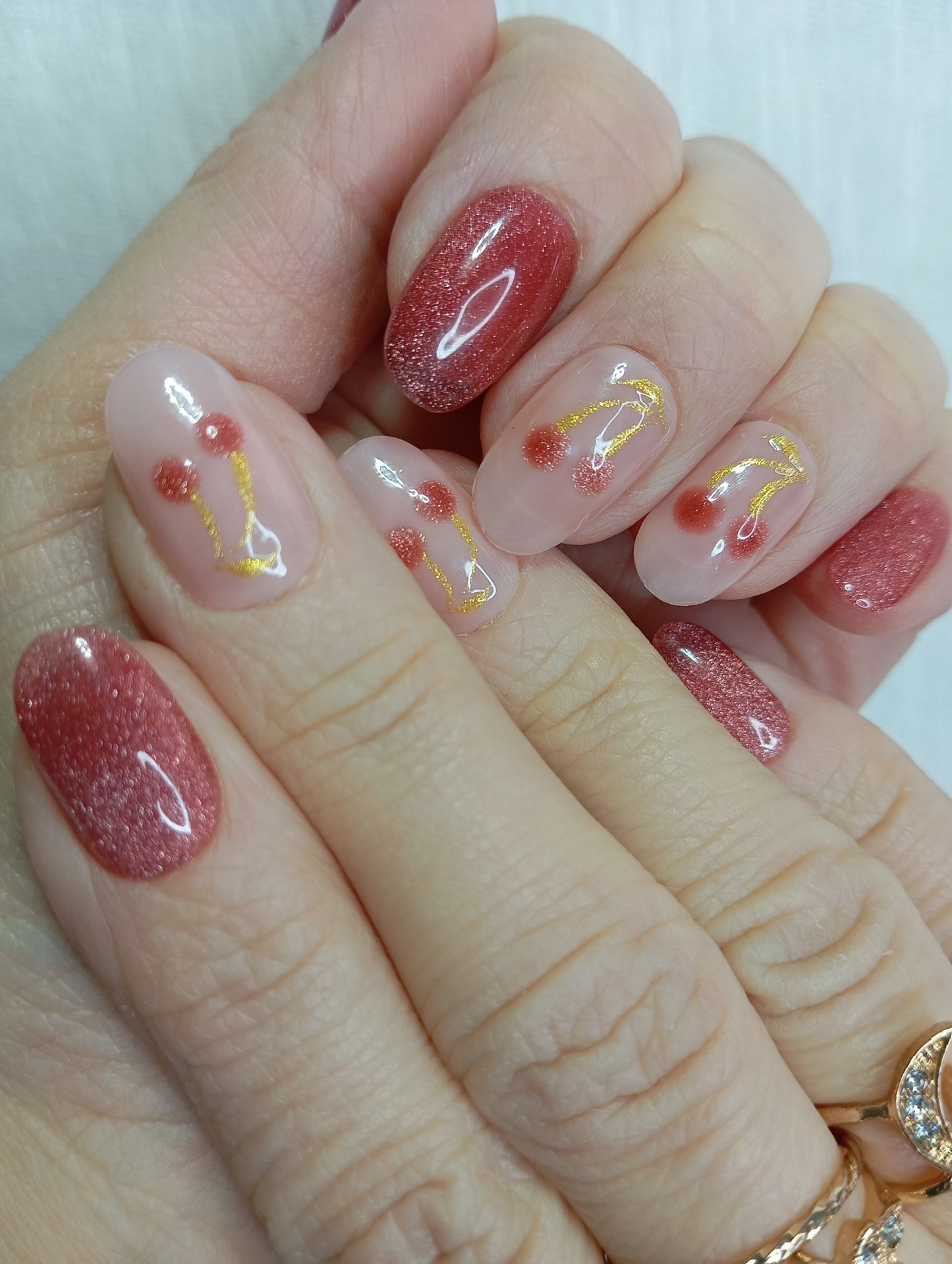 Press-on Nails "Cerises Scintillantes"