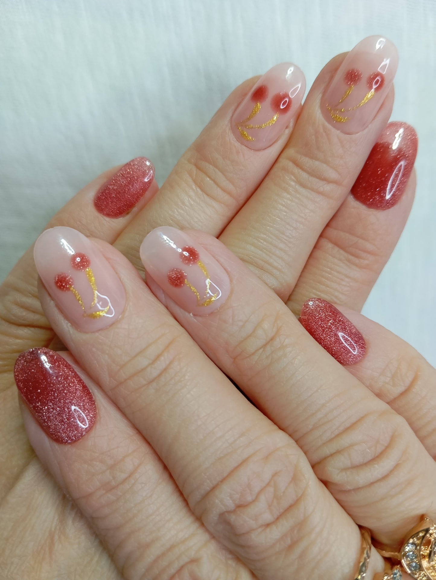 Press-on Nails "Cerises Scintillantes"