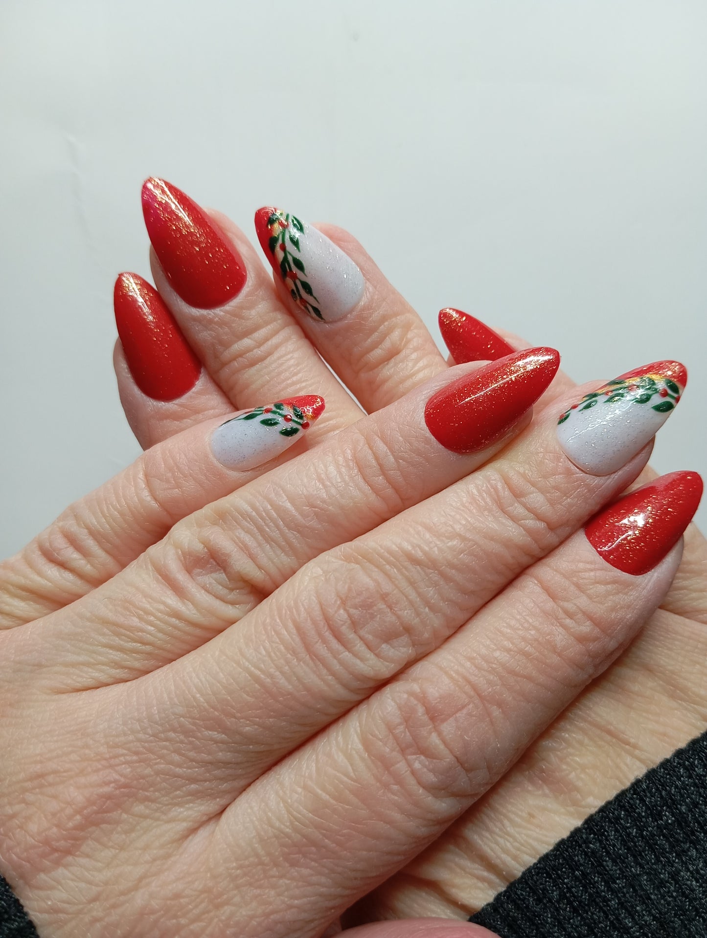 .  💅 Press-On Nails – Design Noël Rouge & Feuillage Vert