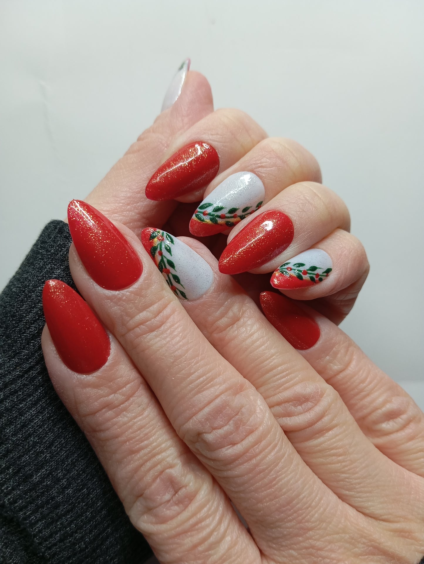 .  💅 Press-On Nails – Design Noël Rouge & Feuillage Vert
