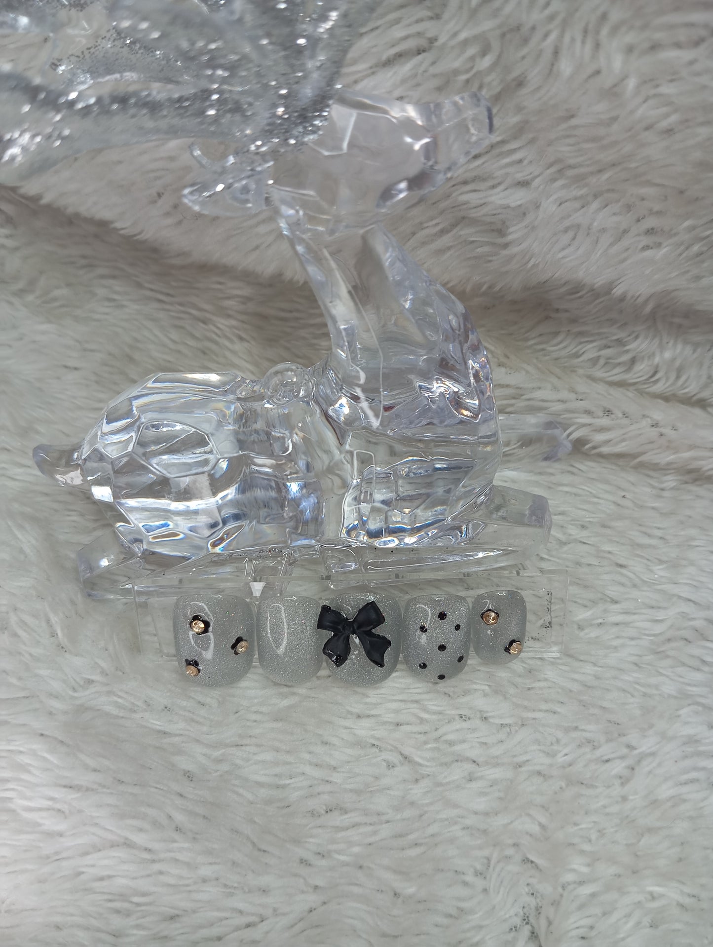 Press-On Nails Carrés "Élégance Grise & Nœud Noir