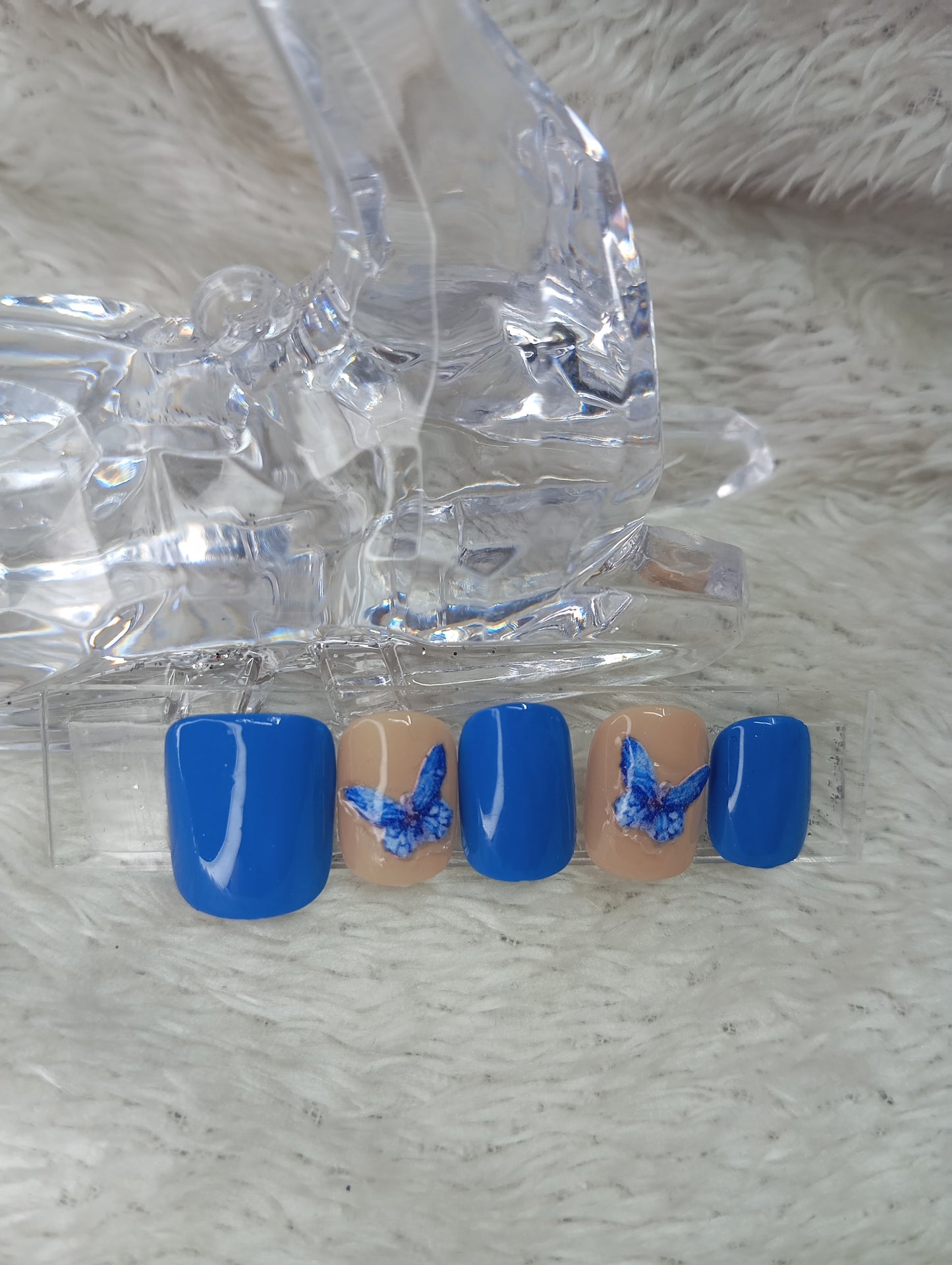 Press-On Nails Carrés Bleu Classique & Papillon (Opaque & Nude)