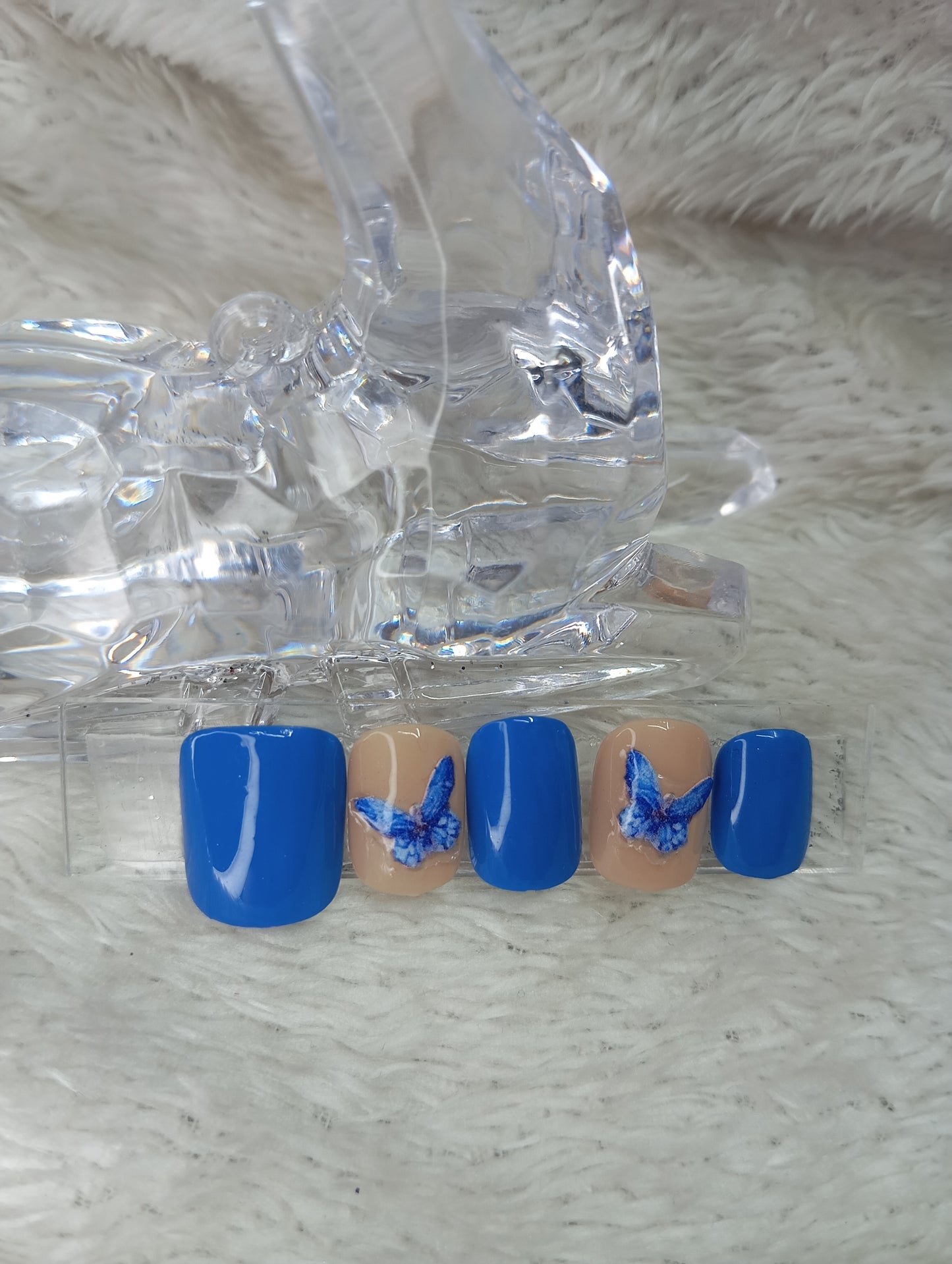 Press-On Nails Carrés Bleu Classique & Papillon (Opaque & Nude)