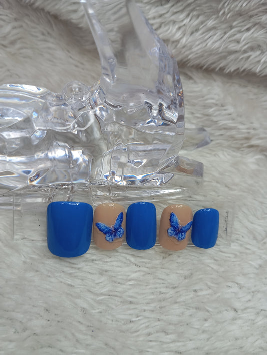 Press-On Nails Carrés Bleu Classique & Papillon (Opaque & Nude)
