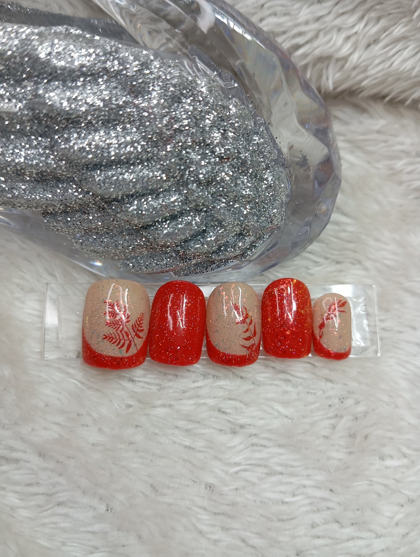 Press-On Nails Carrés Rouge Brique & Feuillage d'Automne