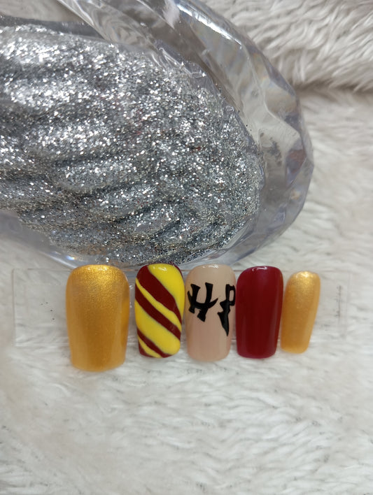 Press-On Nails Carrés Court "Écharpe d'École" (Bordeaux, Or, Rayures & Éclair)