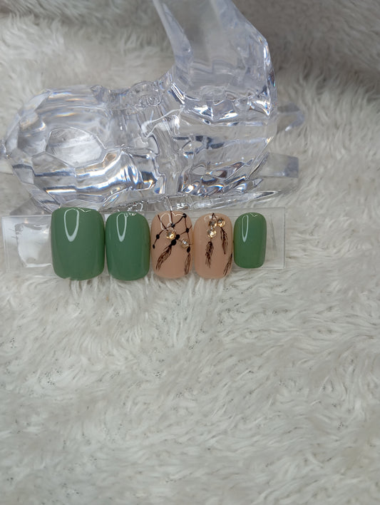 💚 Press on Nails –Attrape-rêves vert sauge